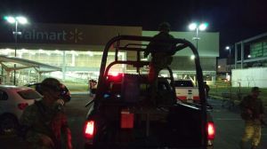 Se diseñó un operativo para dar con los sicarios. Afuera de WalMart Coatzacoalcos.