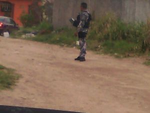 Navales buscan el arma del agreso.