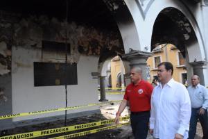 El incendio fue solo en la fachada; el alcalde Ramón Poo realiza una revisión de cuáles fueron los daños.