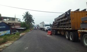 Largas filas de transportistas, varados.