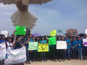 Más de 400 estudiantes participaron en esta marcha.
