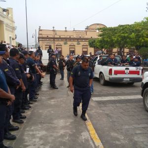 Policías Municipales de Papantla, hacen pase de lista para luego ser llevados a la SEIDO.