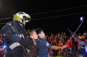 Los niños se tomaron selfies con los policías estatales.