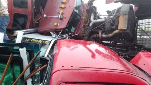 Varios vehículos dañados.