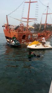 Barco. Rescatan a 46, estaba a punto de naufragar.