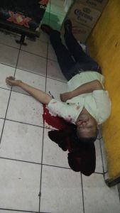 La víctima tenía alrededor de 52 años, quedó tendida en el suelo.