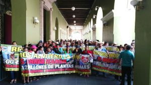 Protestan en los bajos del Palacio de Gobierno.