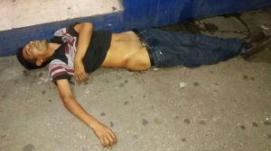 El cuerpo de la persona baleada; quiso defender a una dama en la cantina.