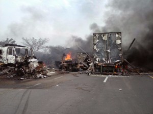 La autopista quedó paralizada. No había tráfico ante este incendio.