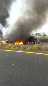 Incendio en carretera veracruzana.