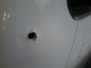 Estos son algunos de los orificios de proyectil de arma de fuego, que recibió la Hilux Blanca.