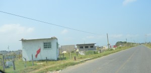  La colonia irregular Nueva Era es la que presenta mayor invasión de casas en las áreas de acotamiento y paso de servidumbre del tramo carretero antigüo.