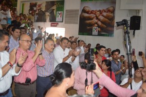 Víctor Gallegos logró juntar a todos los sectores de su partido; Marcelo Montiel entre los asistentes al evento de su registro.