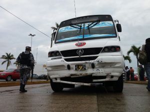 Camión urbano, lo chocaron.