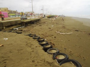 Así quedó la playa de Coatzacoalcos; llena de llantas viejas, para los vacacionistas.