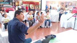 Alfredo Delgado, en el taller antropológico de Coatzacoalcos. 