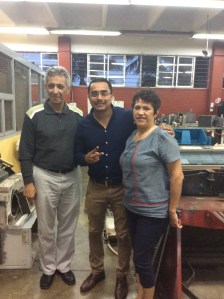 El licenciado Alejandro López Chablé, secretario general del SITRECQ; junto con el director del CECATI, Jorge Nesme Barojas y la jefe del área de capacitación, Margarita Ivette García Morteo.