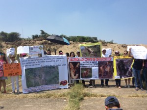 Los vecinos se manifestaron pacíficamente para impedir que se siga destruyendo más las dunas costeras.