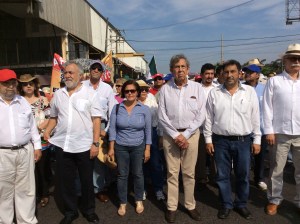 Cuauhtémoc Cárdenas, quien fuera fundador del PRD, encabezó esta tarde la marcha en Coatzacoalcos.