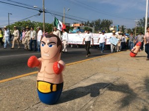 Marchan en reclamo de la entrega de la riqueza nacional petrolera a favor de empresas extranjeras.