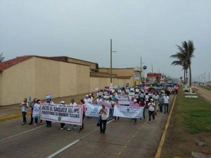 Universitarios en el malecón, a pesar de la lluvia.