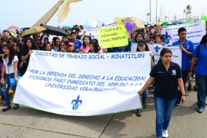 Marchan universitarios en defensa de la máxima casa de estudios.
