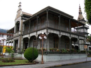 Se encuentra ubicado en la Calle Madero entre Poniente 2 y 4.