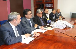 En rueda de prensa, presentaron la solicitud de juicio político.