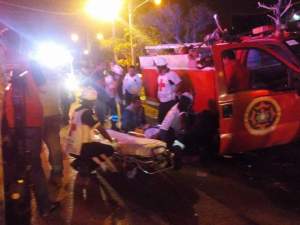 Camión de Bomberos se incrusta contra árbol.