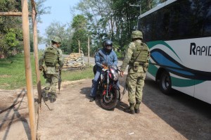 Instala Ejército Mexicano filtros de seguridad en Las Choapas.