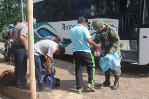 Revisan los autobuses de transporte.