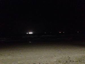 El barco zarpa desde el puerto de Coatzacoalcos, iluminando gran parte del mar del Golfo de México.