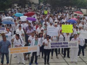 En la marcha que culminó en el Parque Independencia, protestaron frente al Ayuntamiento.