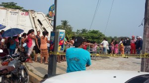 Siguen saqueando. Ahora ya con el permiso de las autoridades y de la tienda.