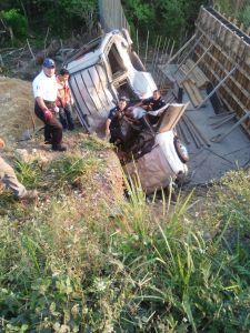 Volcadura de camioneta en carretera transísmica.