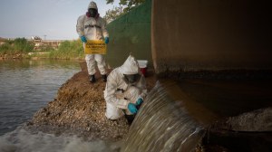 Greenpeace recolectó muestras de agua contaminada sobre las descargas industriales.