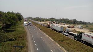 Cerraron la autopista Cosoleacaque-Minatitlán.