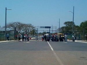 Cerrada la carretera antigüa Coatzacoalcos-Minatitlán, que dirige hacia el aeropuerto.