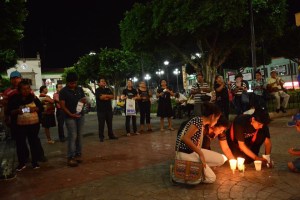 Protestaron con veladoras encendidas, el asesinato de uno de los maestros afiliados al MMPV, en Las Choapas.