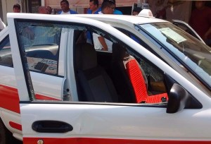  Uno de los ocupantes de la moto, disparó contra el taxi, el cual era conducido por José Luis Tomás Flores, para obligarlo a que se detuviera.