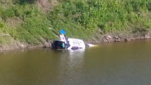 Fue en la cobertura de un accidente de un taxi, que se cayó a un cuerpo de agua, cuando el funcionario agredió verbalmente al reportero.