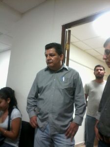 Ella señaló a este sujeto como el funcionario que le lesionó su mano, con un portazo enfrente de la presencia de los policías estatales.