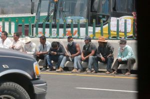 Los manifestantes estaban armados con piedras y palos.