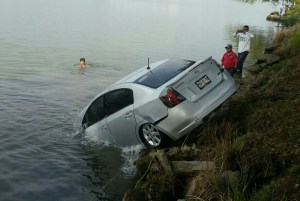 Una persona muerta al caer auto al río en Tuxpan.