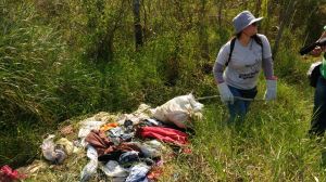 Encontraron ropa con restos de sangre, al parecer.