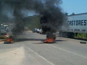 Los manifestantes quemaron llantas en la entrada al aeropuerto.
