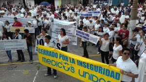 Marchan por la paz en Minatitlán.