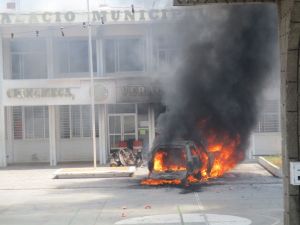 Incendiaron los exteriores del Palacio Municipal.
