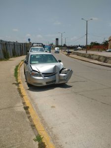 El carro fue abandonado tras chocar con un poste.