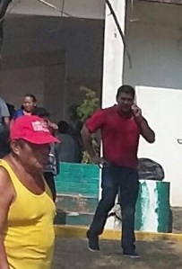 Alfonso Morales, Tesorero Municipal de Coatzacoalcos, serán denunciado ante la FEPADE por entregar despensas en veda electoral.